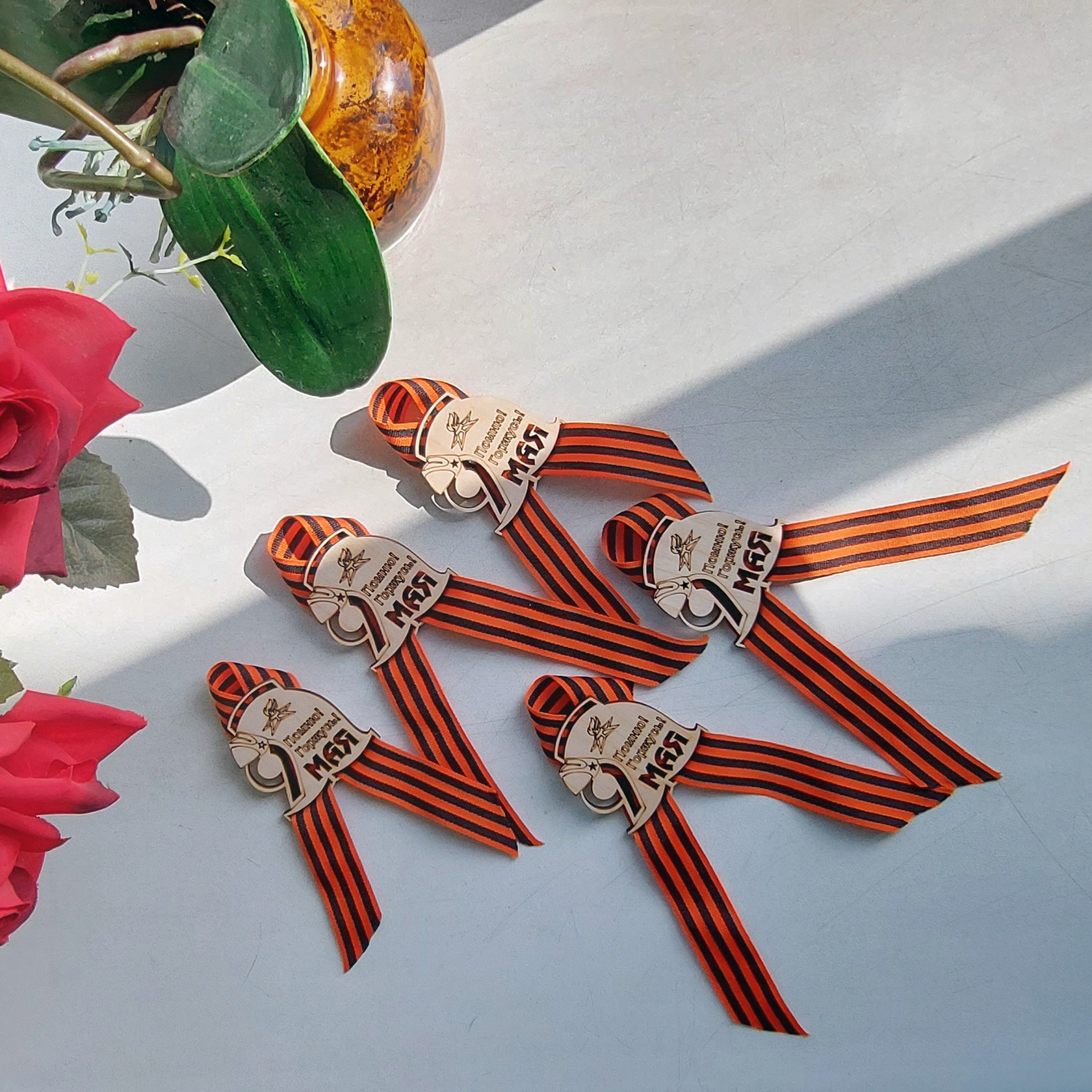 Значок 6*5,5*0,3см ДомВуд 9 Мая Экошпон Ф279