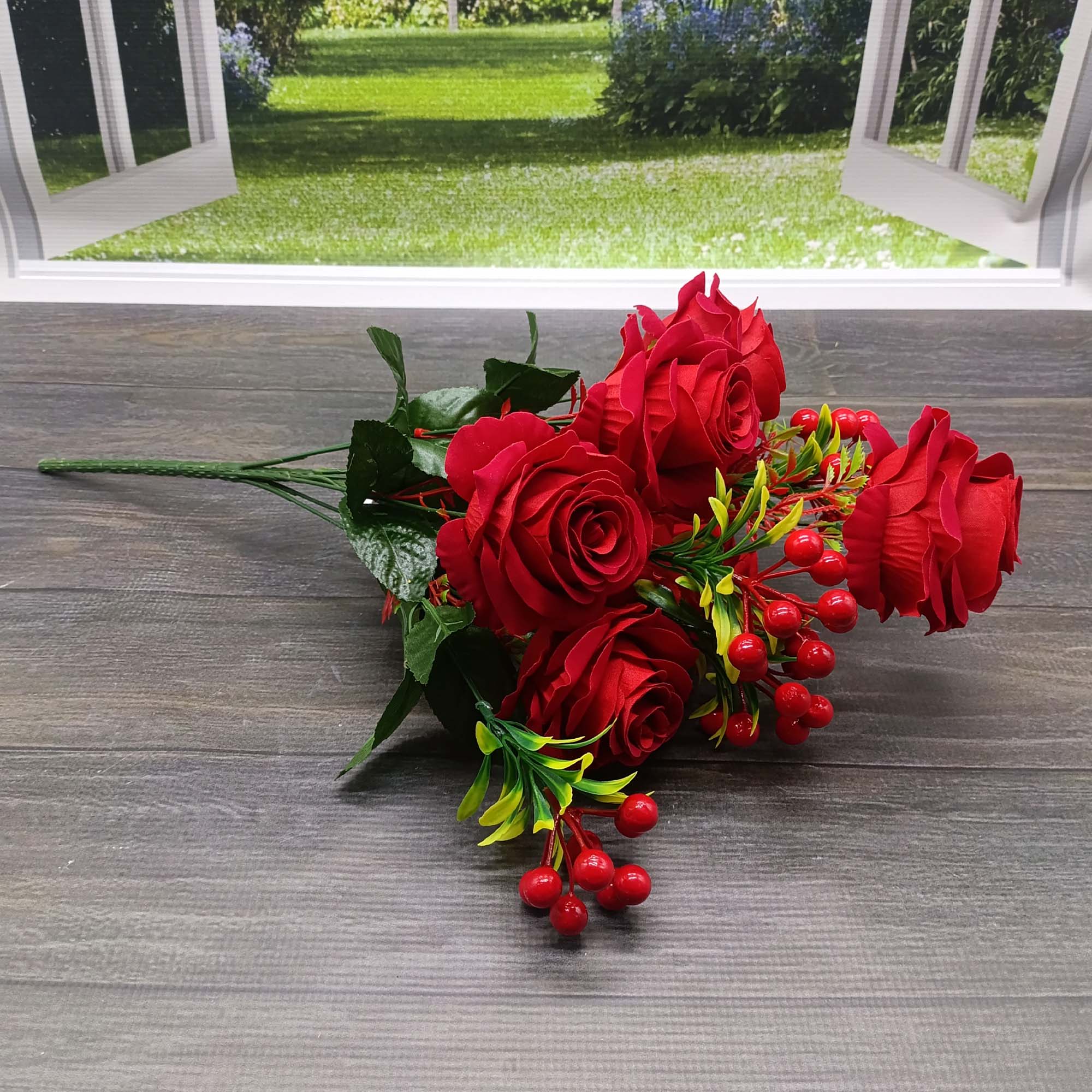 Букет Роза бархатная с ягодкой