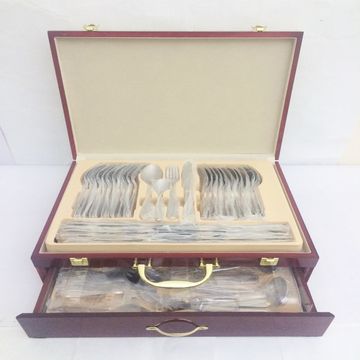 Набор столовых приборов 72 пр чемодан РД 29821