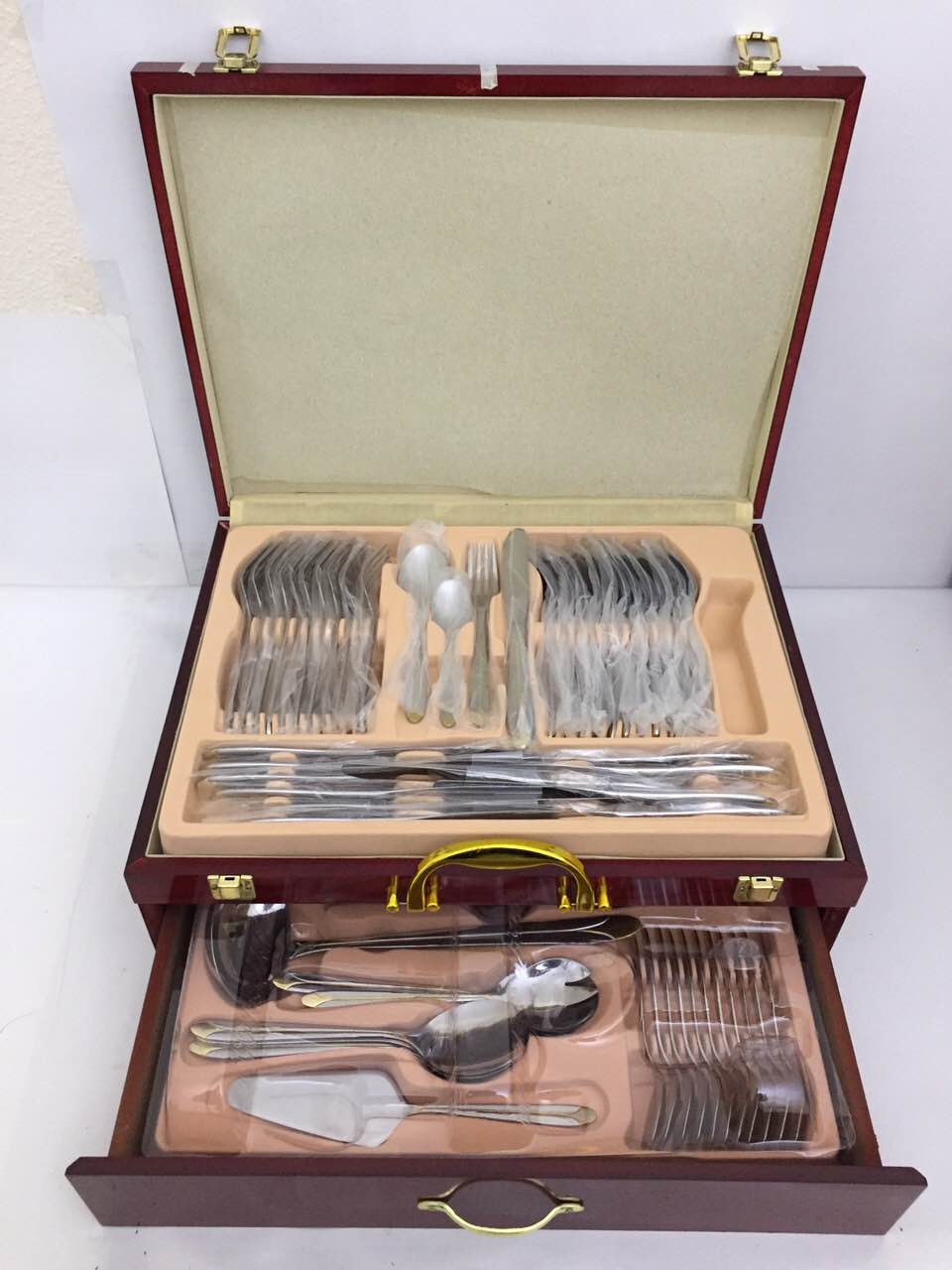 Набор столовых приборов 72пр чемодан РД25245