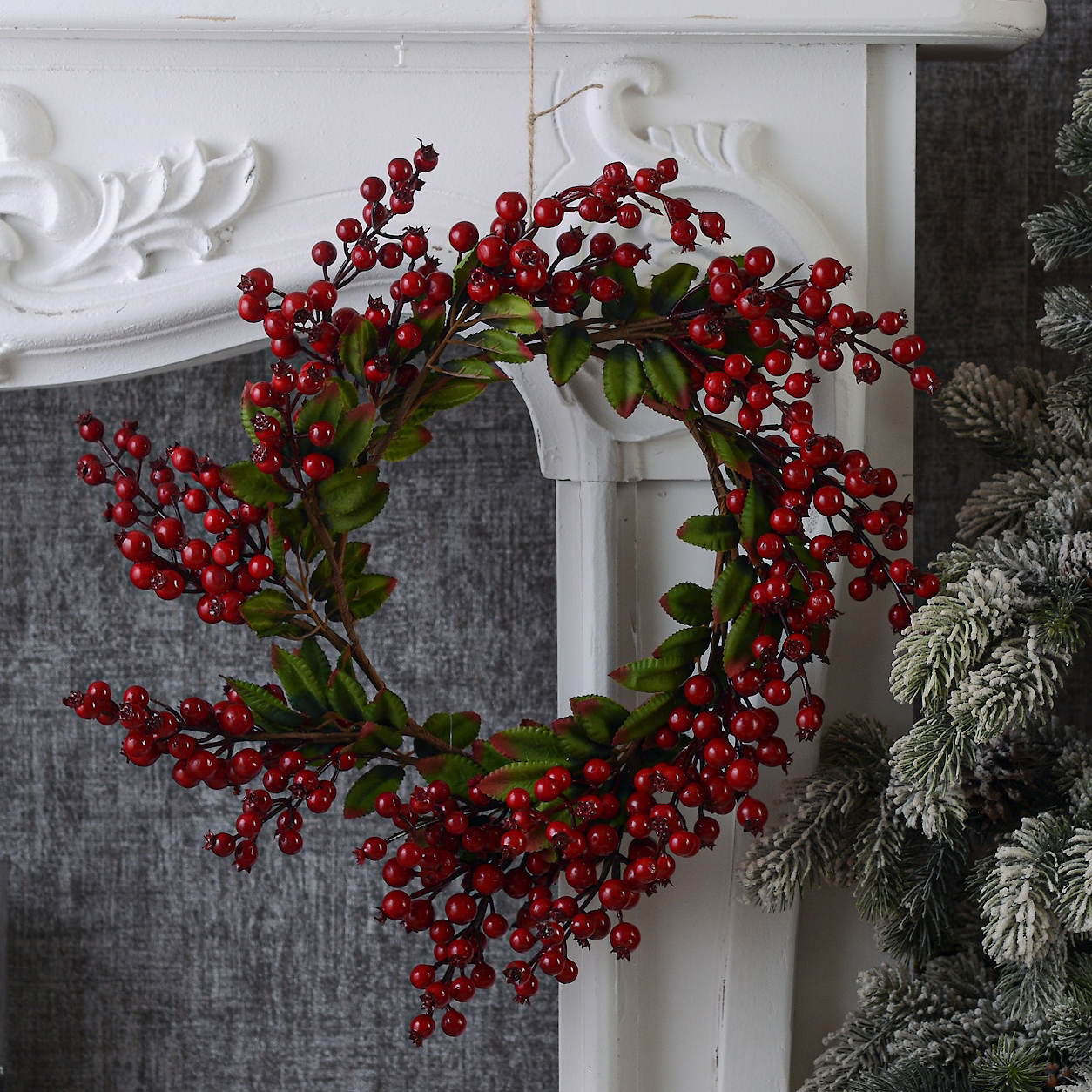 Венок новогодний 40см с красными ягодами XY16-431
