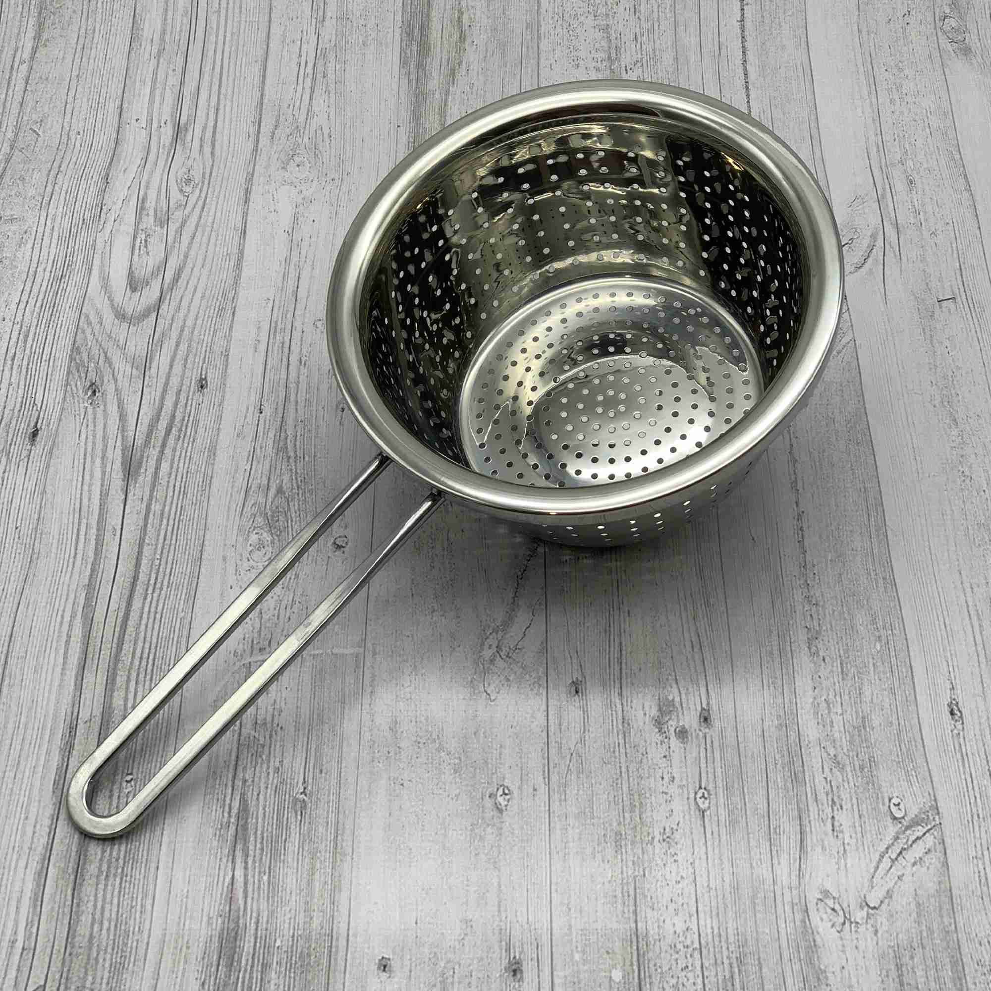 Дуршлаг нержавеющая сталь с ручкой 18 см РД12102