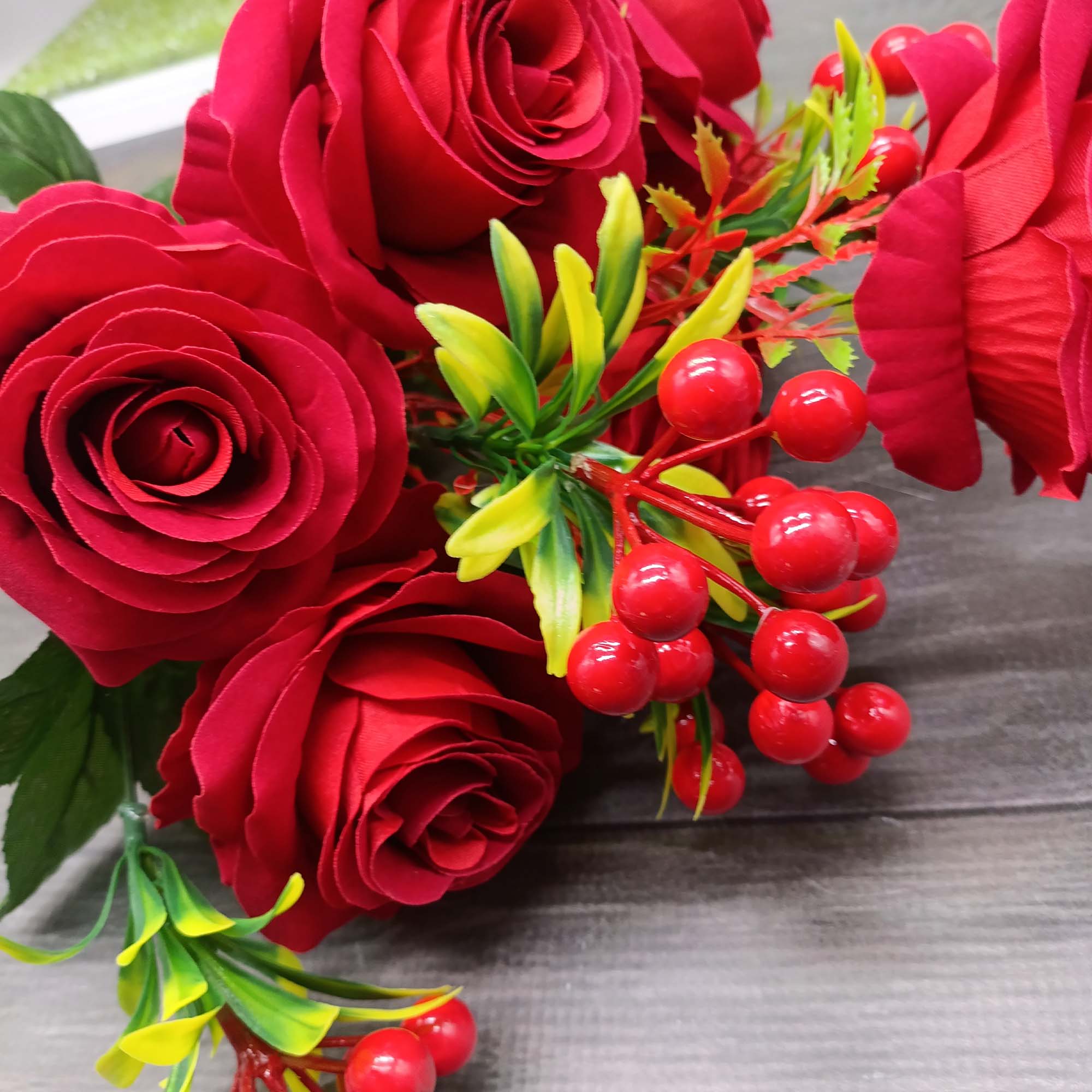 Букет Роза бархатная с ягодкой