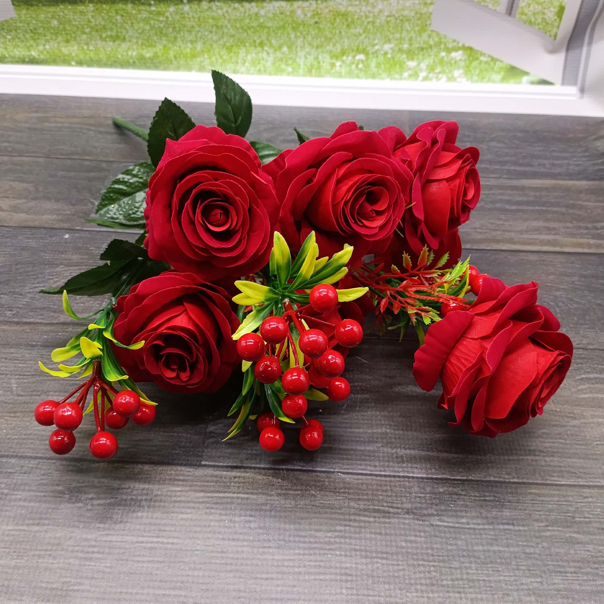 Букет Роза бархатная с ягодкой