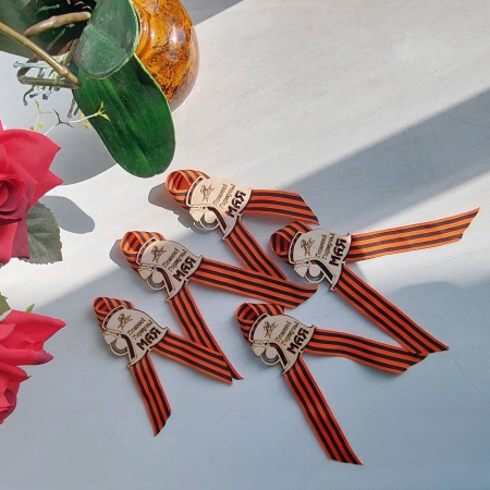 Значок 6*5,5*0,3см ДомВуд 9 Мая Экошпон Ф279